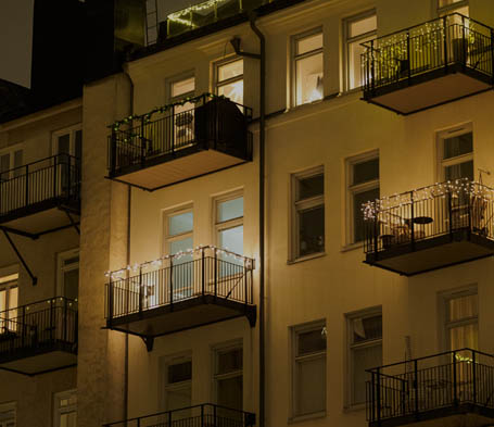 Bild på en lägenhet med lamporna på